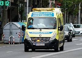 Una ambulancia circula por Salamanca en una imagen de archivo.