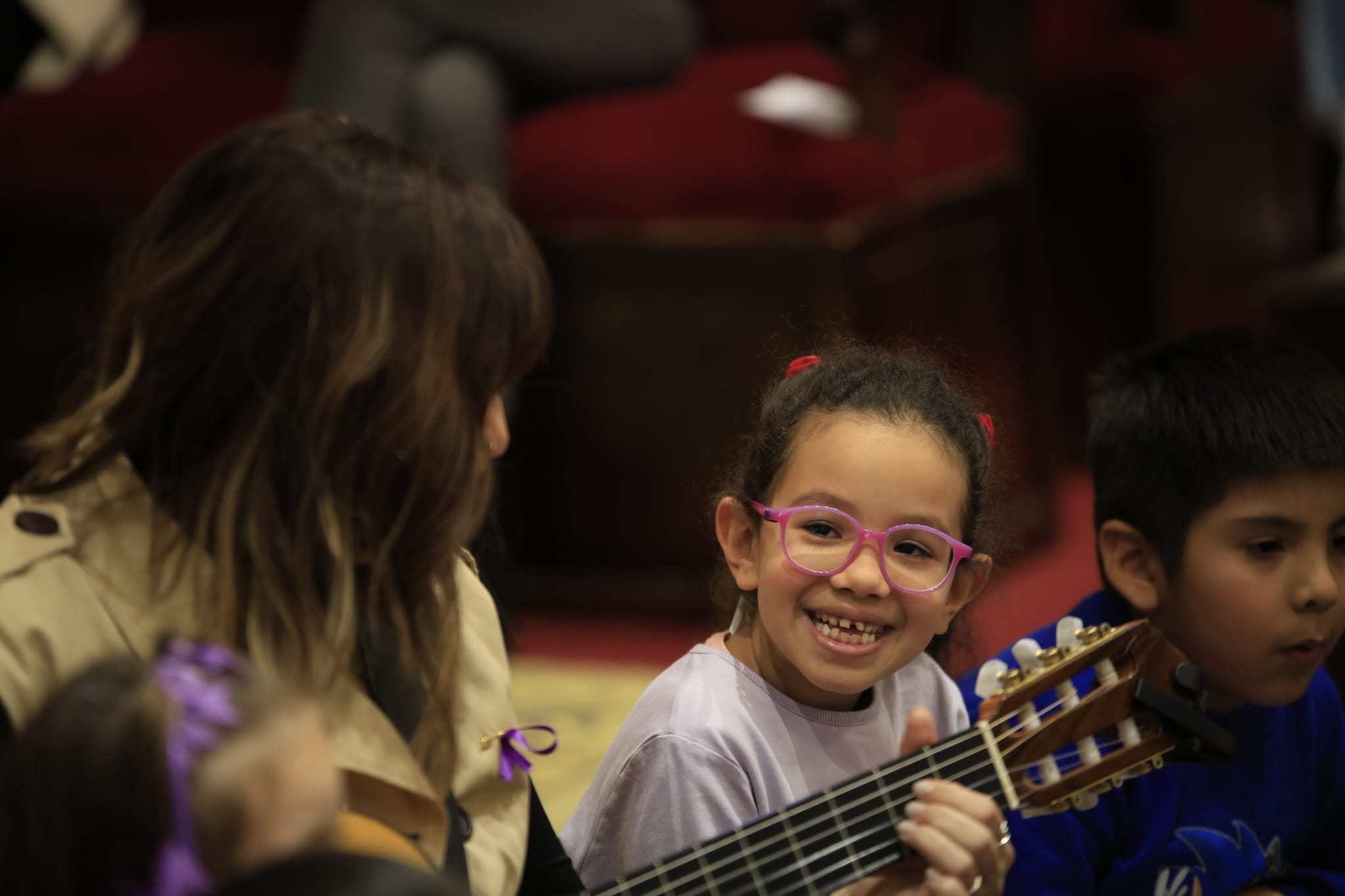 Rozalén canta en el Paraninfo &#039;La puerta violeta&#039; junto a varios niños