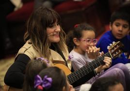 Rozalen canta junto a varios niños en la Usal.