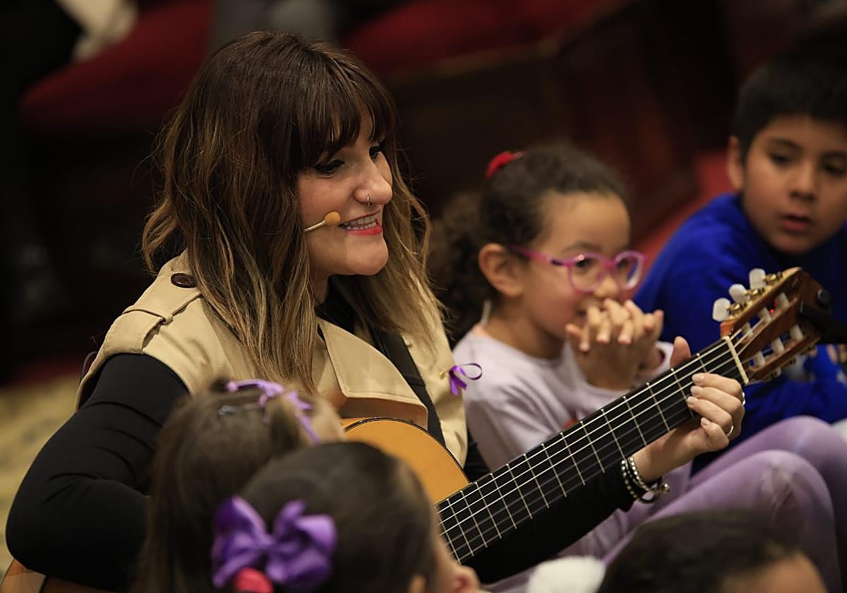 Rozalén canta en el Paraninfo &#039;La puerta violeta&#039; junto a varios niños