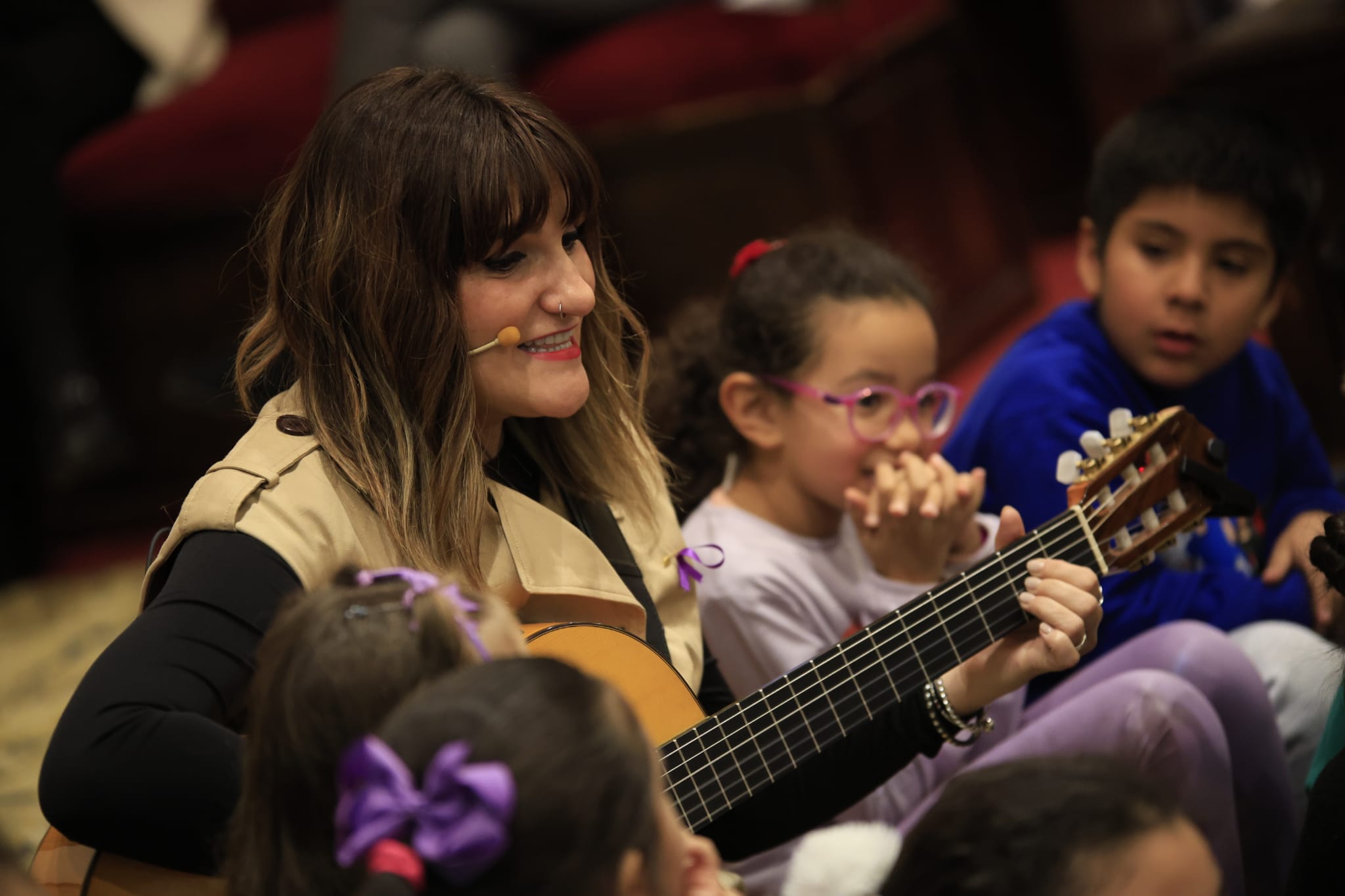 Rozalén canta en el Paraninfo &#039;La puerta violeta&#039; junto a varios niños