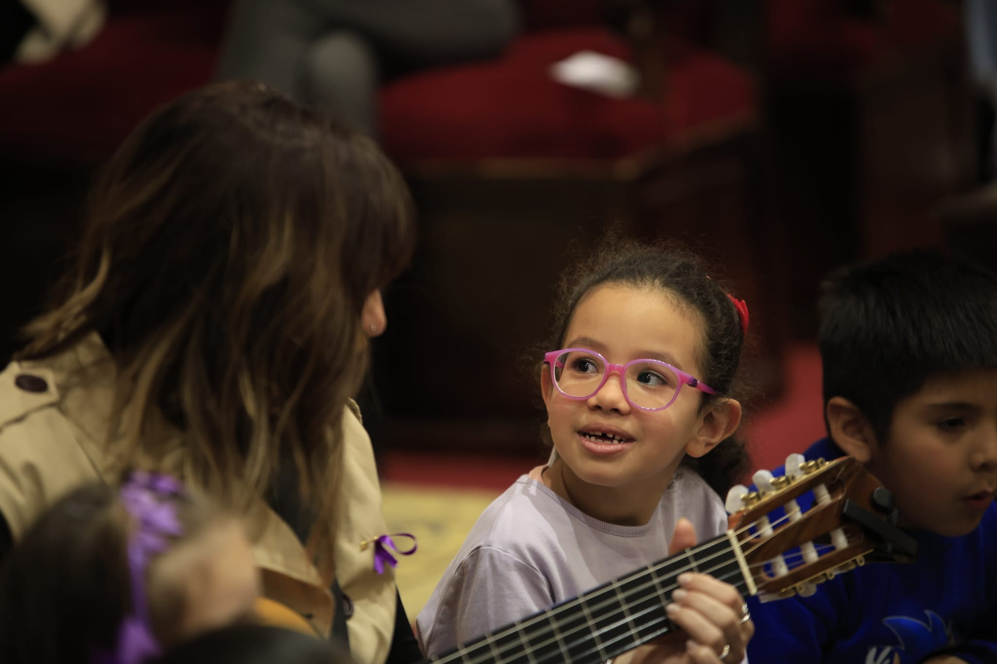 Rozalén canta en el Paraninfo &#039;La puerta violeta&#039; junto a varios niños
