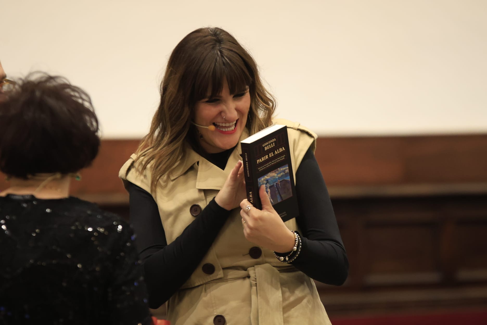 Rozalén canta en el Paraninfo &#039;La puerta violeta&#039; junto a varios niños