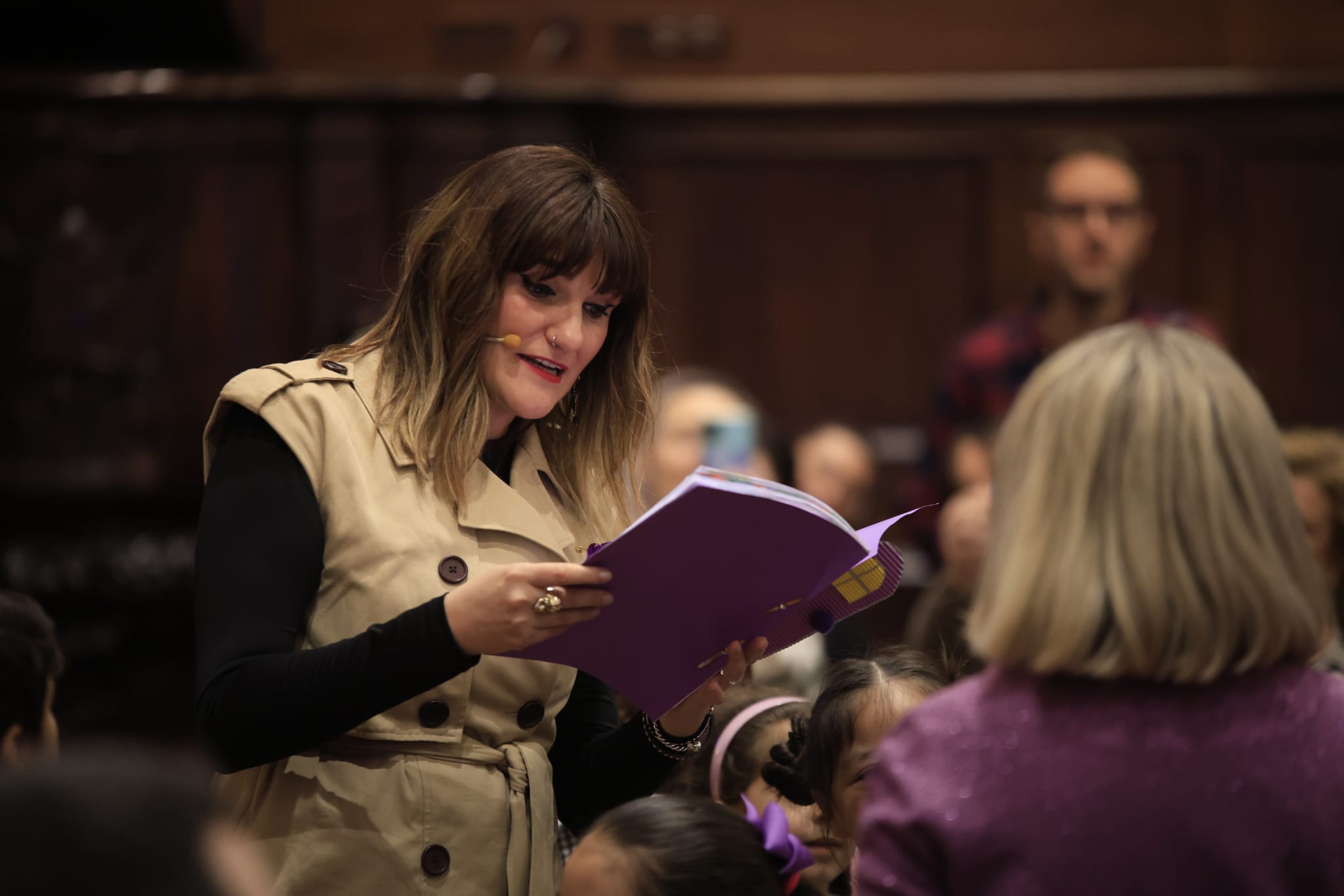 Rozalén canta en el Paraninfo &#039;La puerta violeta&#039; junto a varios niños