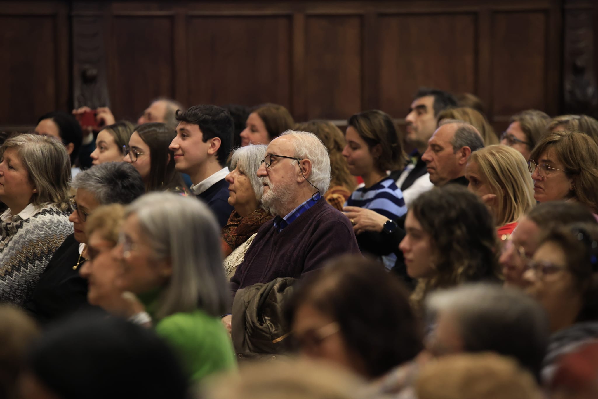 Rozalén canta en el Paraninfo &#039;La puerta violeta&#039; junto a varios niños