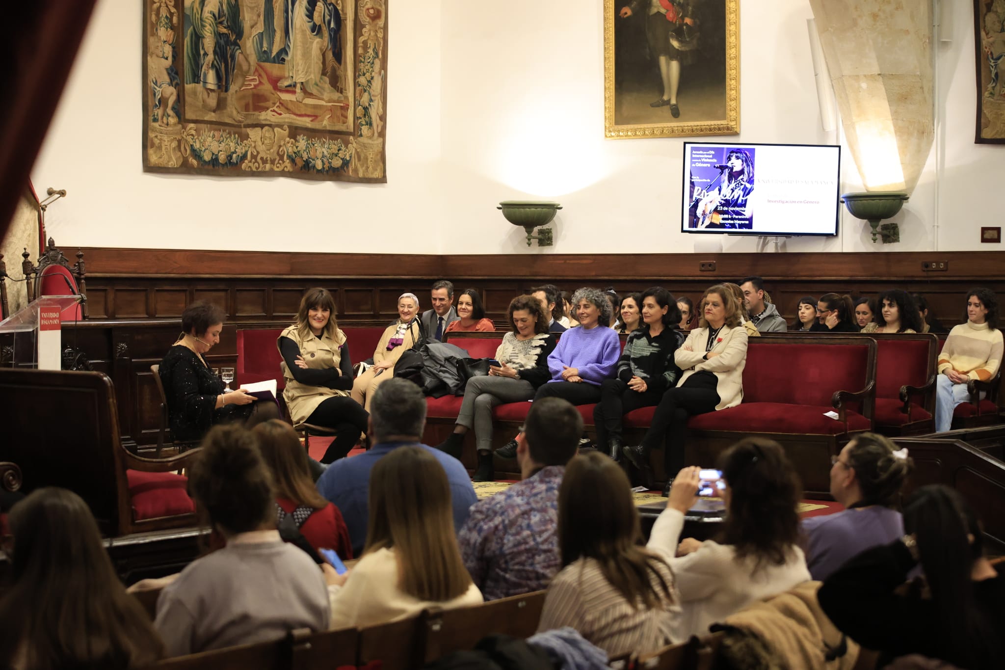 Rozalén canta en el Paraninfo &#039;La puerta violeta&#039; junto a varios niños