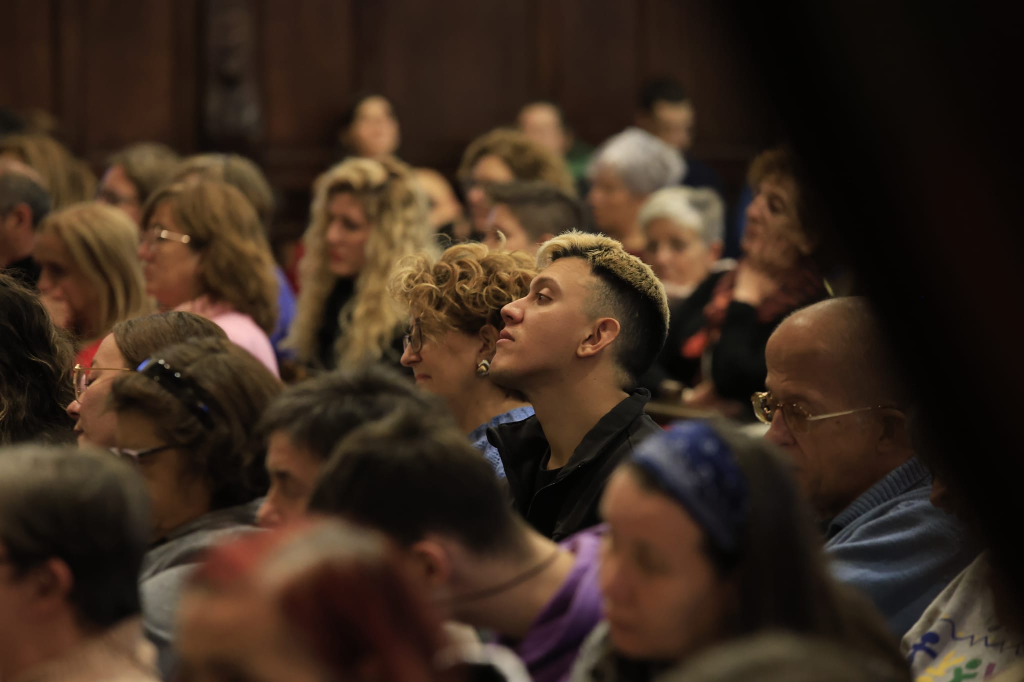 Rozalén canta en el Paraninfo &#039;La puerta violeta&#039; junto a varios niños