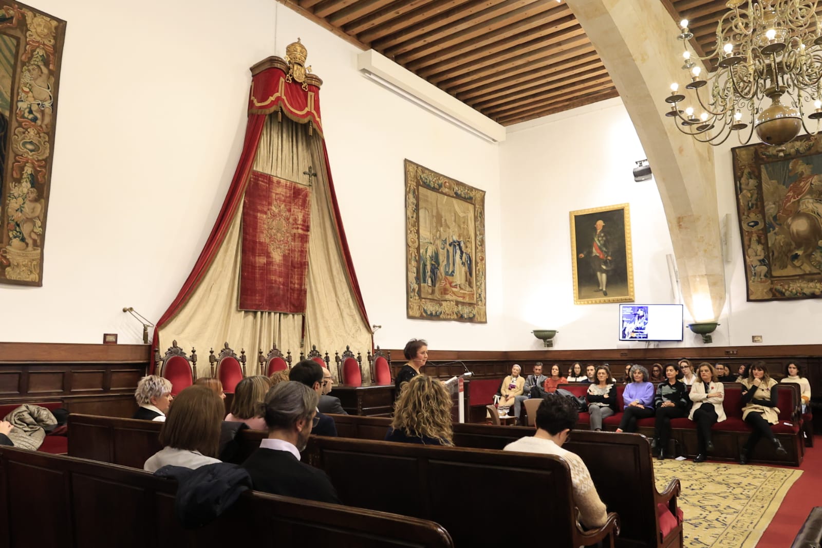 Rozalén canta en el Paraninfo &#039;La puerta violeta&#039; junto a varios niños