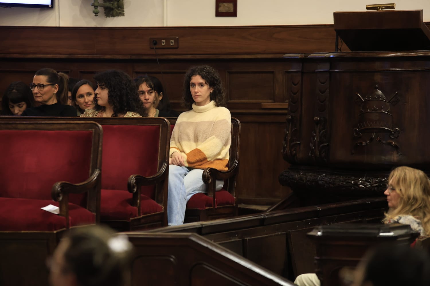 Rozalén canta en el Paraninfo &#039;La puerta violeta&#039; junto a varios niños