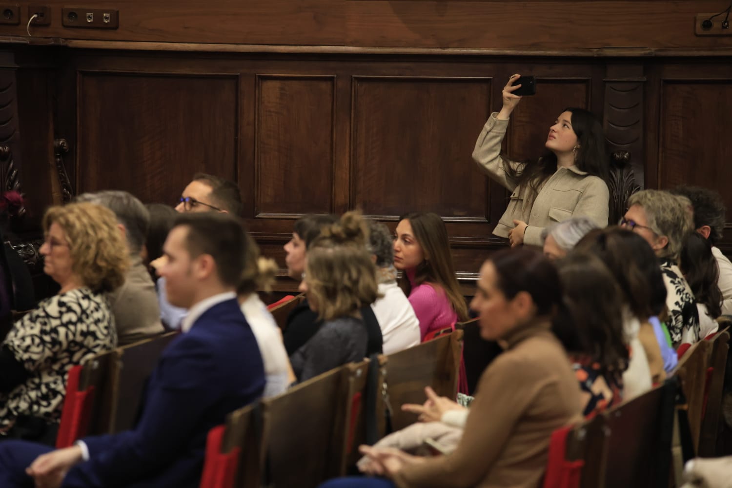 Rozalén canta en el Paraninfo &#039;La puerta violeta&#039; junto a varios niños