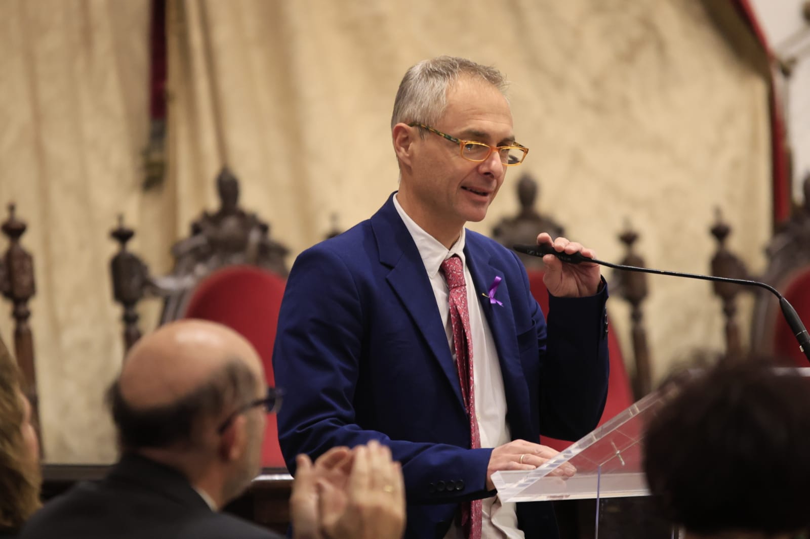 Rozalén canta en el Paraninfo &#039;La puerta violeta&#039; junto a varios niños