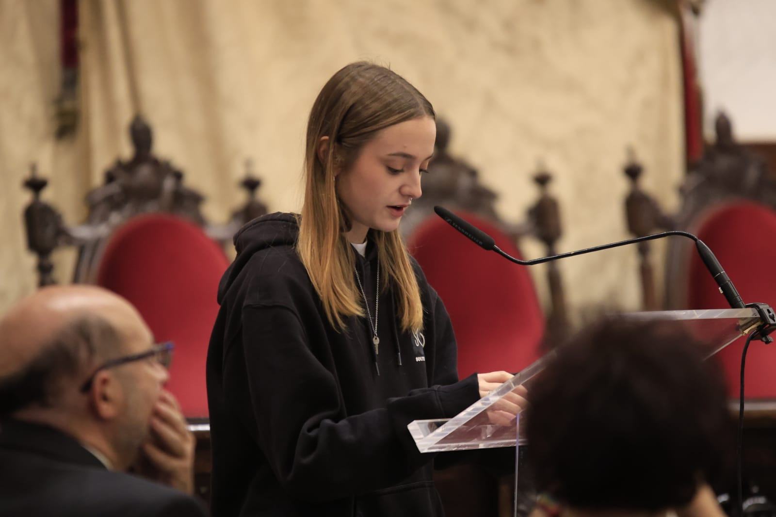 Rozalén canta en el Paraninfo &#039;La puerta violeta&#039; junto a varios niños