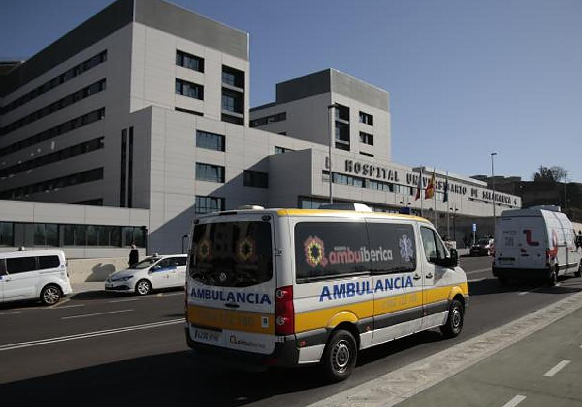 Una ambulancia transita por Salamanca en una imagen de archivo