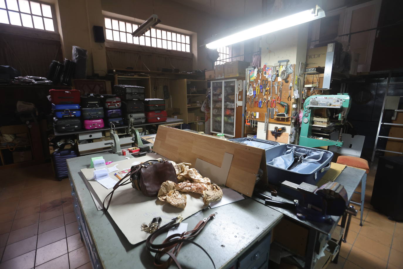 El taller en el que arregla bolsos y maletas Antonio Sánchez.