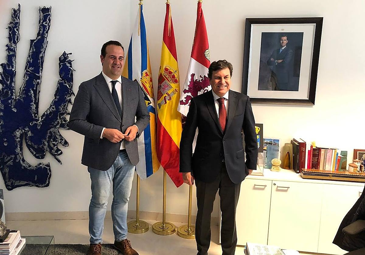 Reunión entre el consejero de de Economía y Hacienda y el alcalde de Santa Marta de Tormes.
