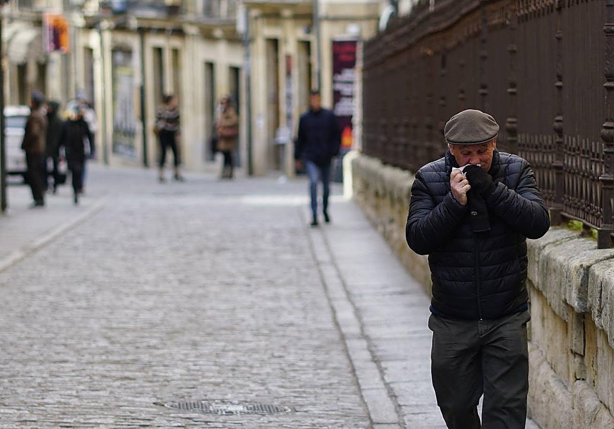 Un vecino de Salamanca, abrigado contra el frío