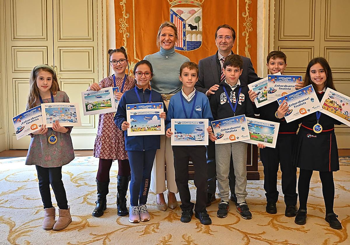 Foto de grupo con los premiados.