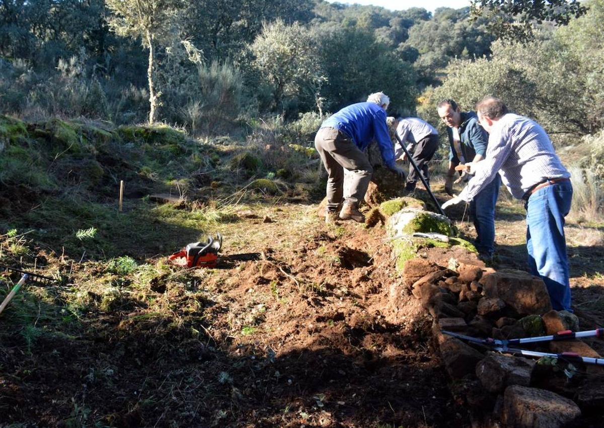 Imagen secundaria 1 - Homenaje a los fallecidos en la construcción de la vía férrea Boadilla-Barca d'Alva