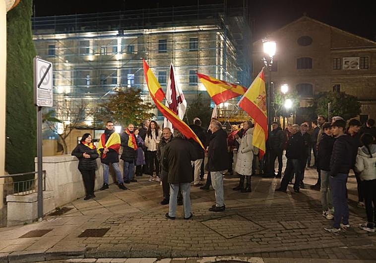 Un grupo de personas se manifiesta contra el Gobierno a las puertas de la sede del PSOE.
