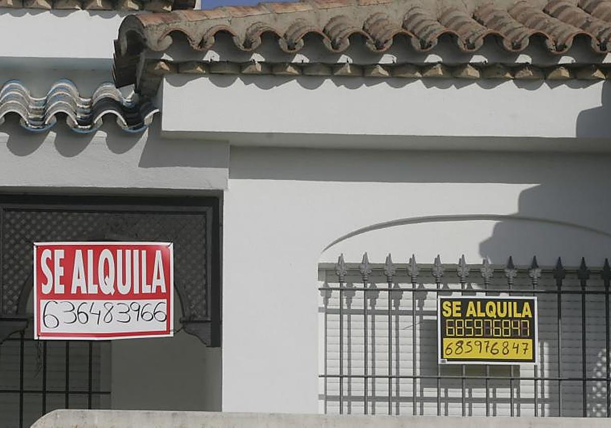 Una vivienda con carteles de 'Se alquila'.