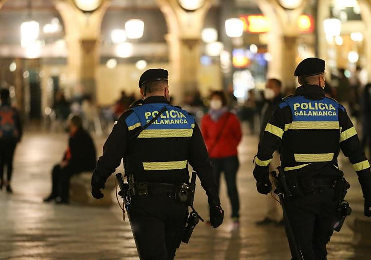 Dos policías locales en la Plaza Mayor.