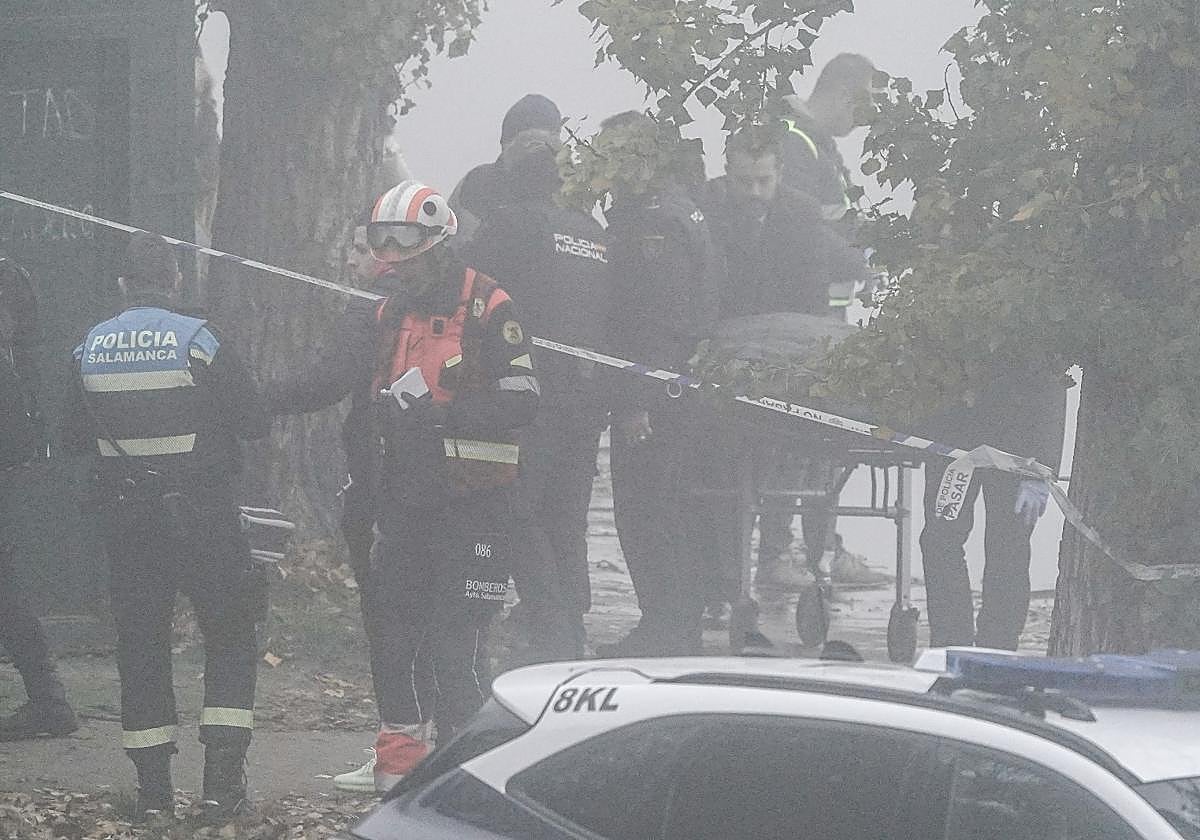 Los efectivos sacan el cuerpo del Río Tormes.