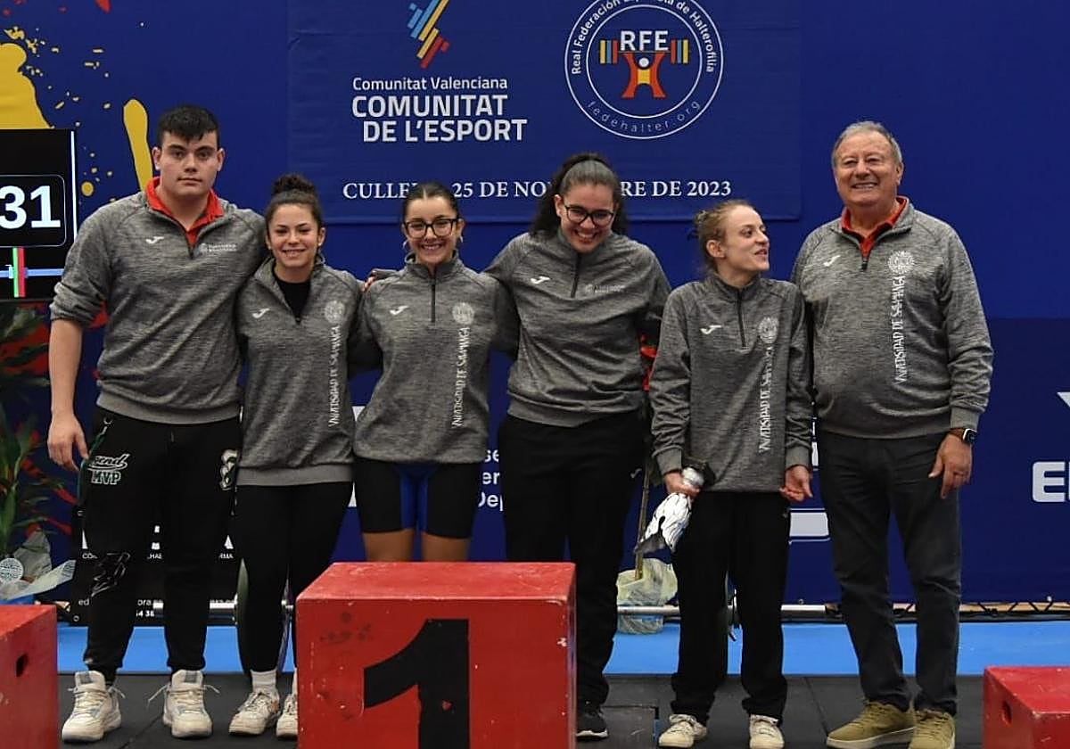 Constantino Iglesias, entrenador, y José Francisco Rodrigues, miembro del equipo masculino y que acudió como auxiliar del entrenador junto a las integrantes del CD Universidad de Salamanca.