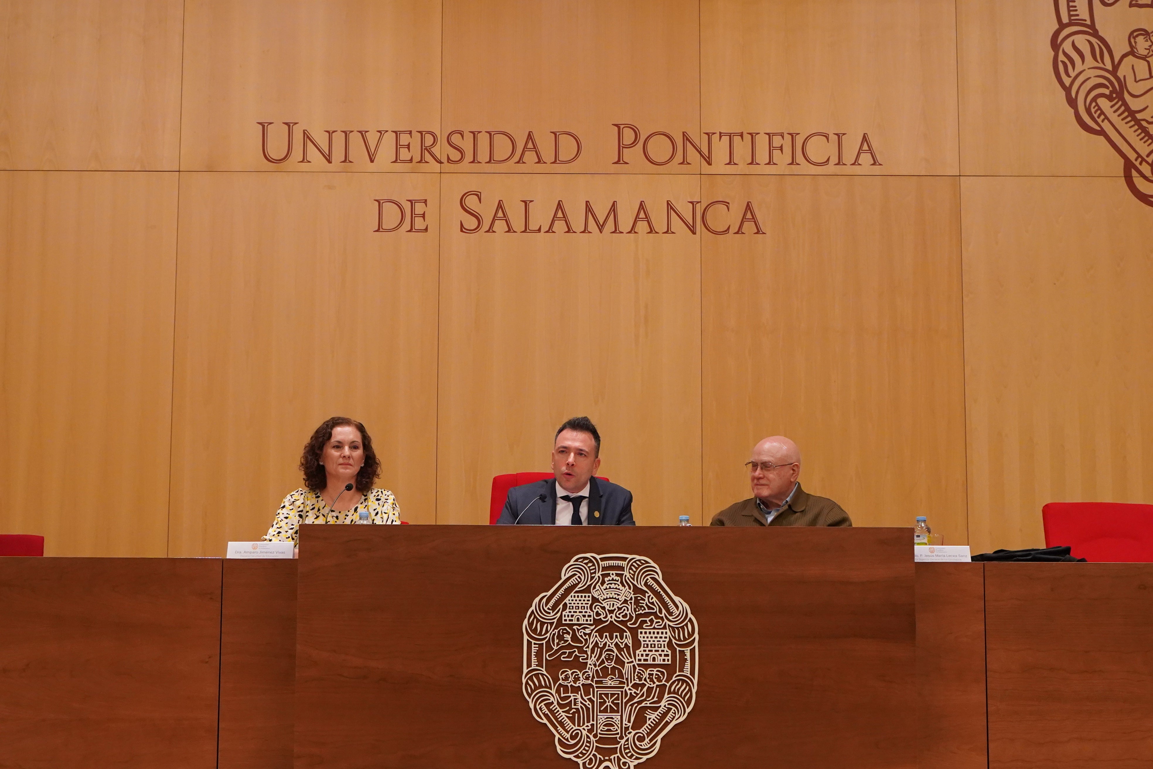 La decana de la Facultad de Educación, Amparo Jiménez junto a Francisco José Álvarez, vicerrector de Ordenación Académica y Jesús María Lecea, exsuperior de los PP. Escolapios