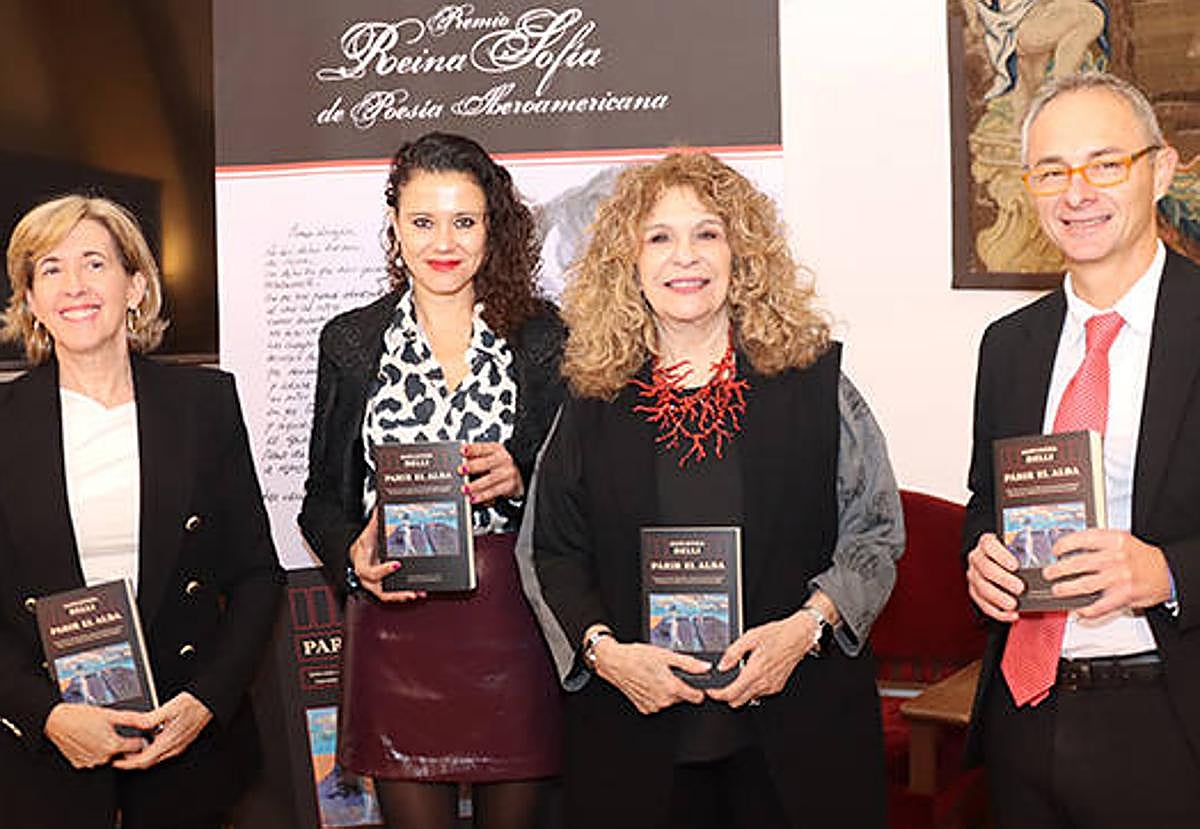 Ricardo Rivero, Ana de la Cueva, Gioconda Belli y la profesora de Literatura Española de la USAL, María José Bruña.