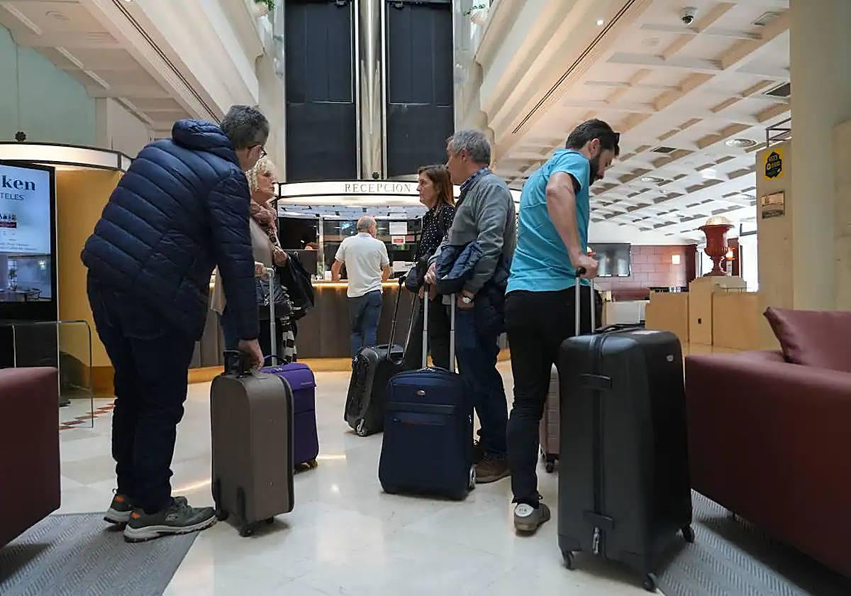 Clientes llegando a un hotel.