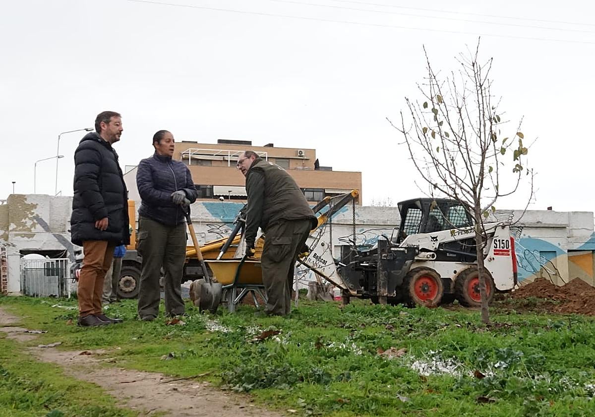 El Concejal de Formación y Empleo, Óscar Santos, en e Paseo Francisco Bernis de Santa Marta