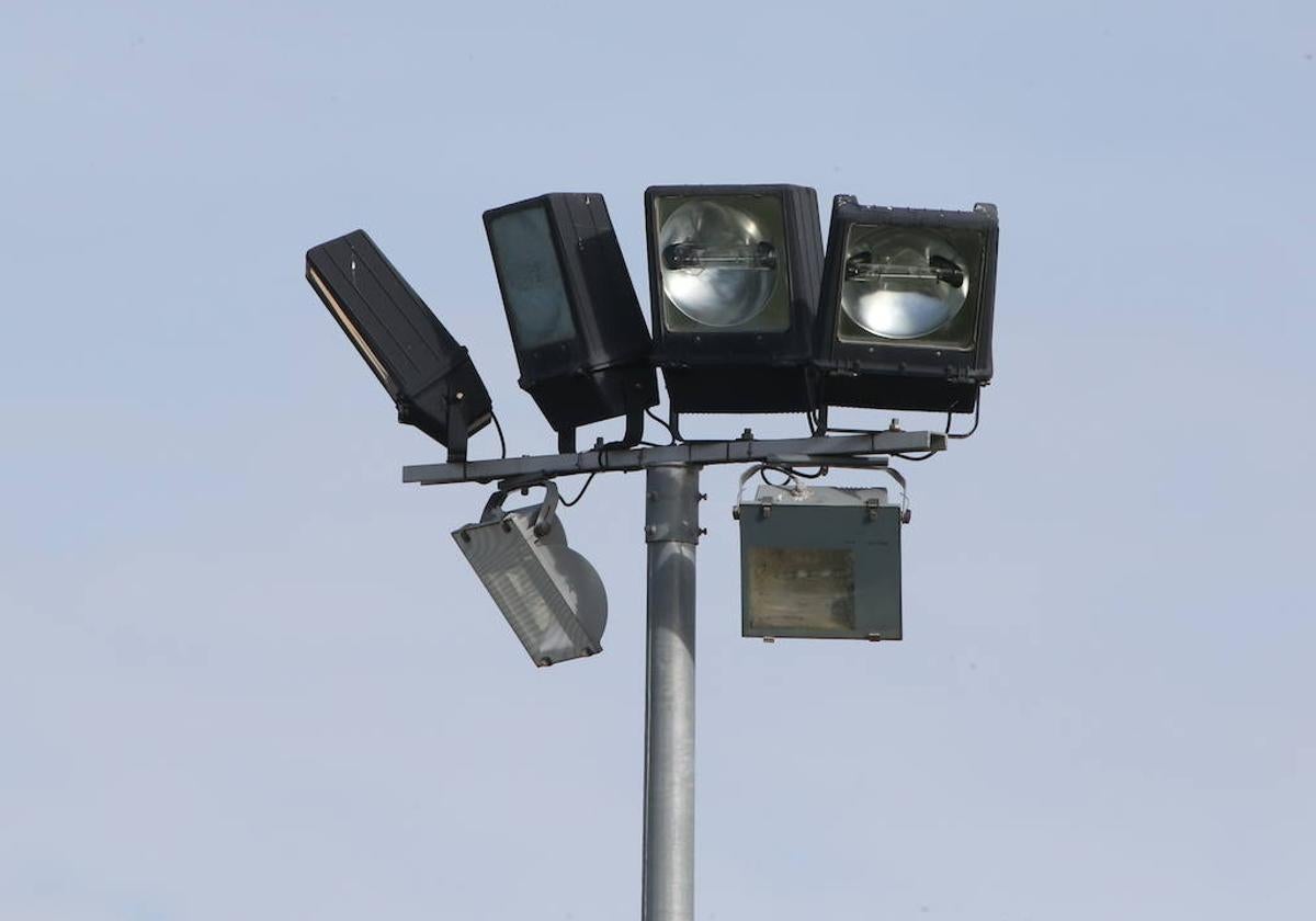 El fútbol a oscuras en Salamanca: goles fantasma y sin VAR por falta de luces