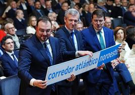 El presidente del Principado de Asturias, Adrián Barbón; el presidente de la Xunta, Alfonso Rueda, y el presidente de la Junta de Castilla y León, Alfonso Fernández Mañueco, en una imagen de archivo