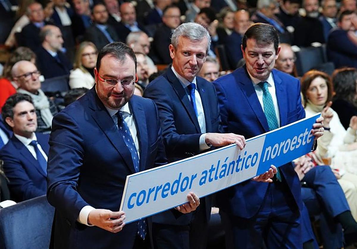El presidente del Principado de Asturias, Adrián Barbón; el presidente de la Xunta, Alfonso Rueda, y el presidente de la Junta de Castilla y León, Alfonso Fernández Mañueco, en una imagen de archivo