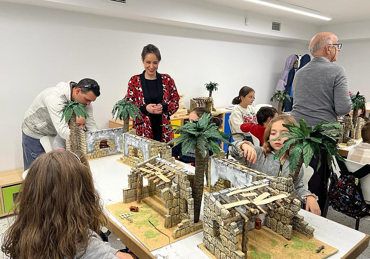 La concejala observa el trabajo de los escoalres.