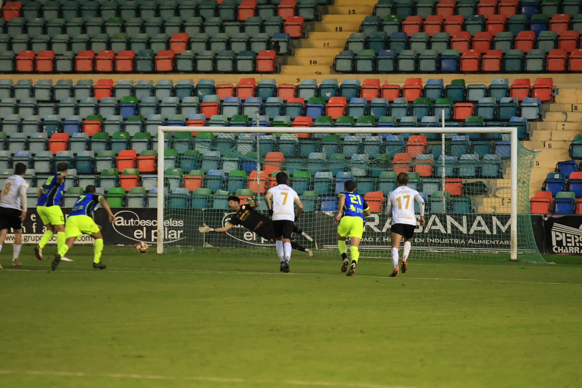 Empate y bronca en el Helmántico