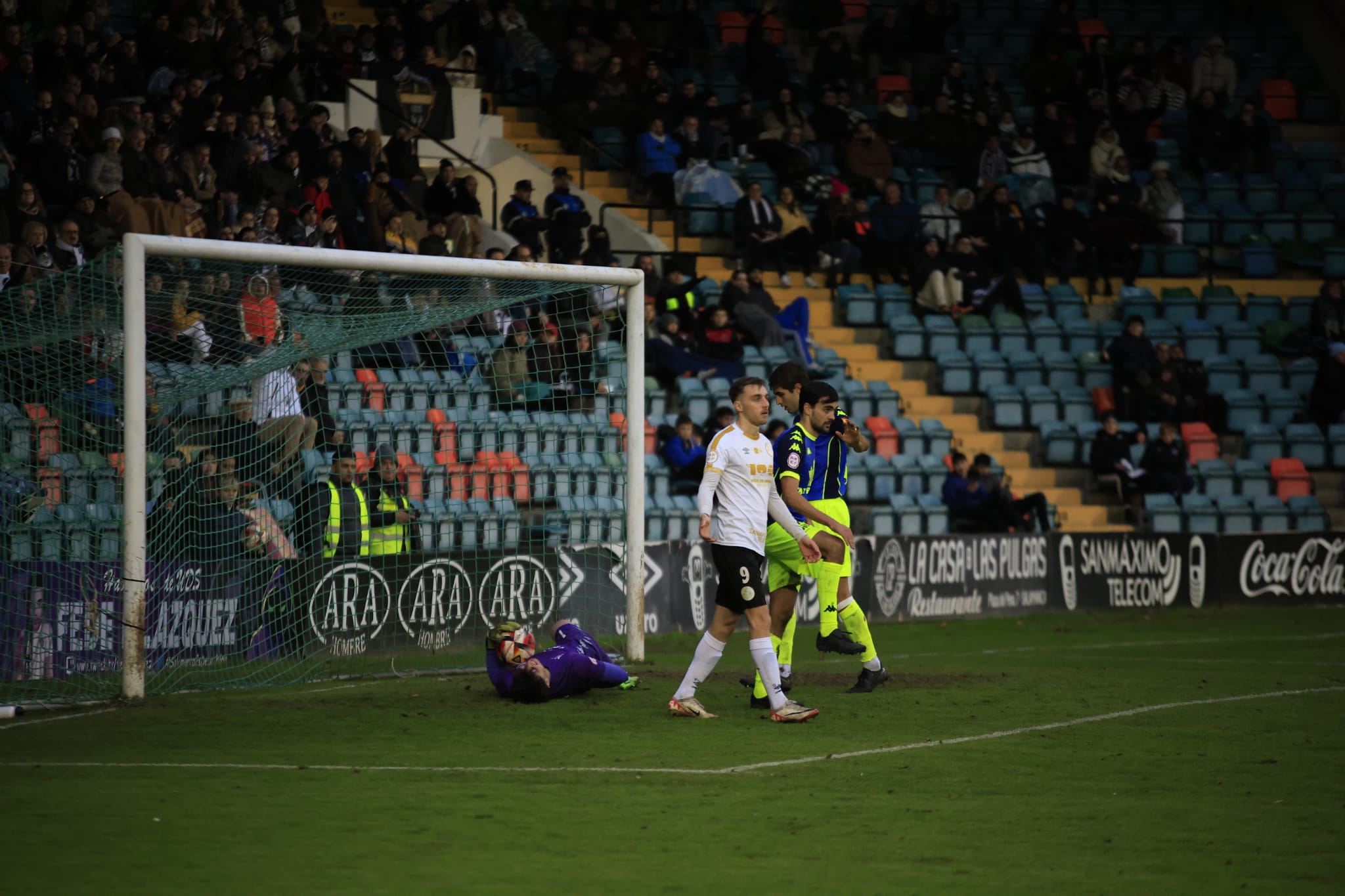 Empate y bronca en el Helmántico