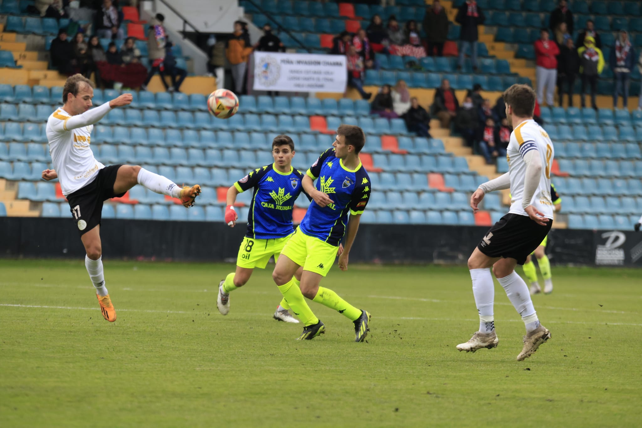 Empate y bronca en el Helmántico