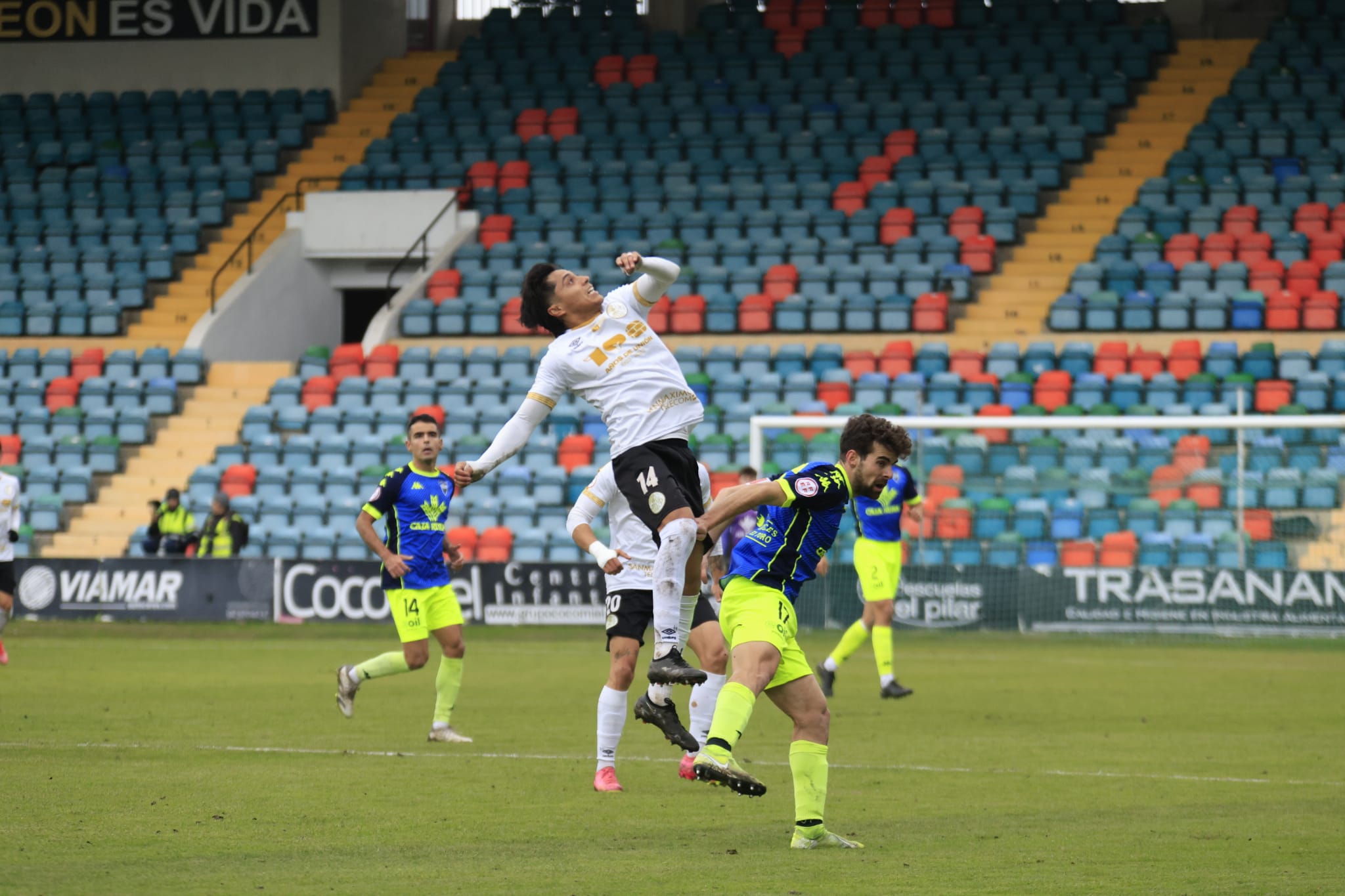 Empate y bronca en el Helmántico