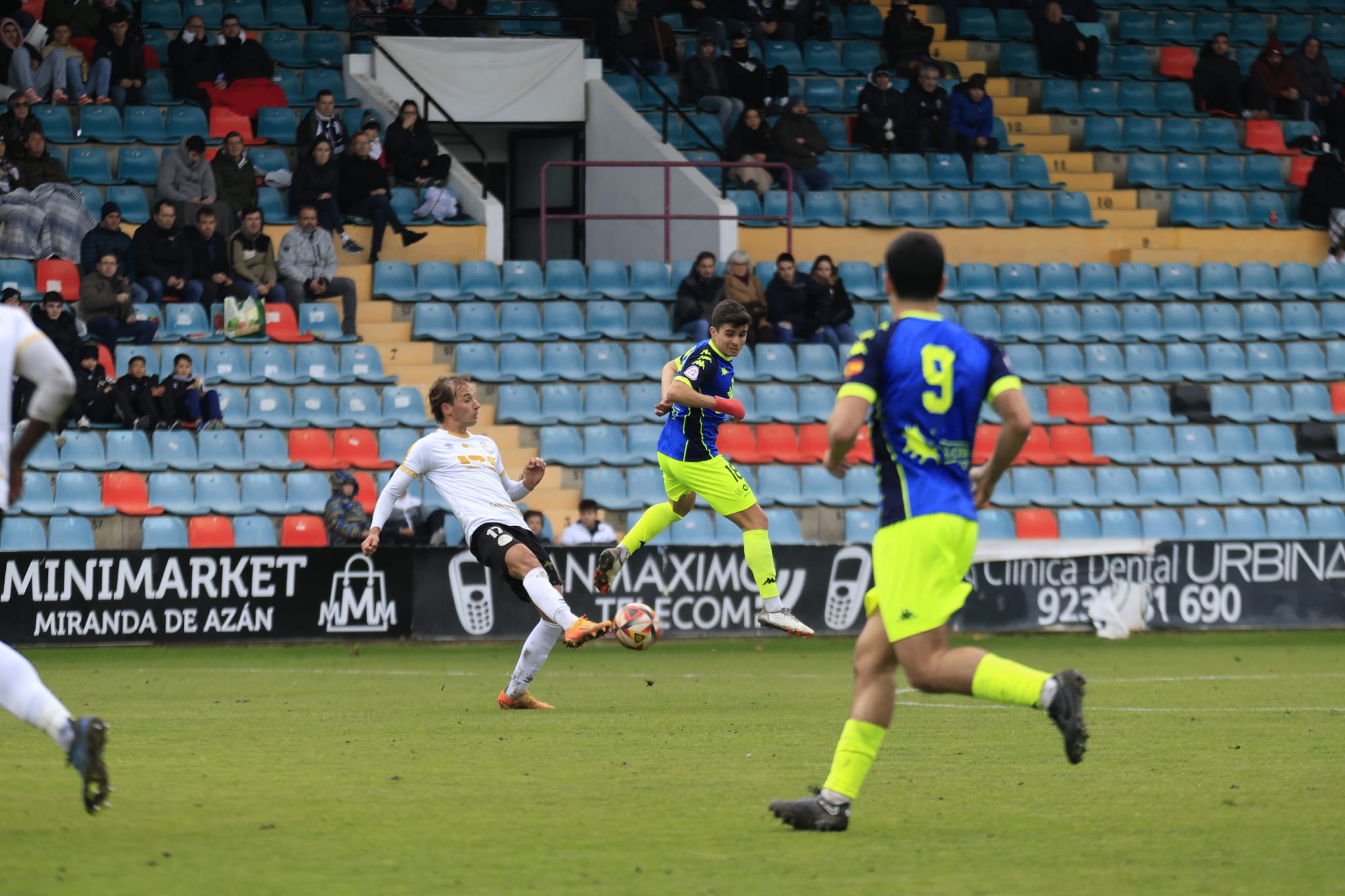 Empate y bronca en el Helmántico