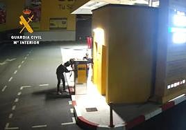 Imagen de los ladrones cometiendo uno de los robos.