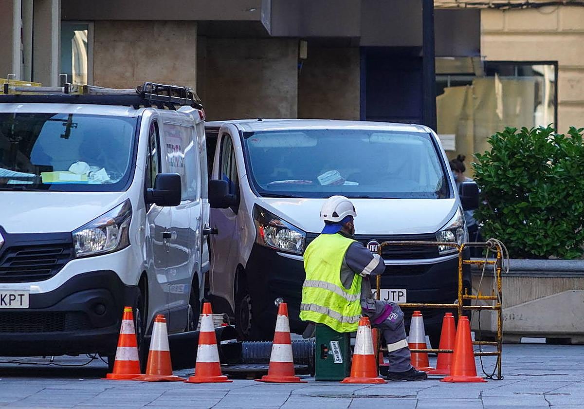 Un operario, durante unas obras en Salamanca.