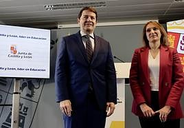 El presidente de la Junta de Castilla y León, Alfonso Fernández Mañueco, junto a la consejera de Educación.