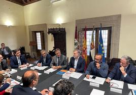 Representantes institucionales de Salamanca y Extremadura en la reunión celebrada en Plasencia.