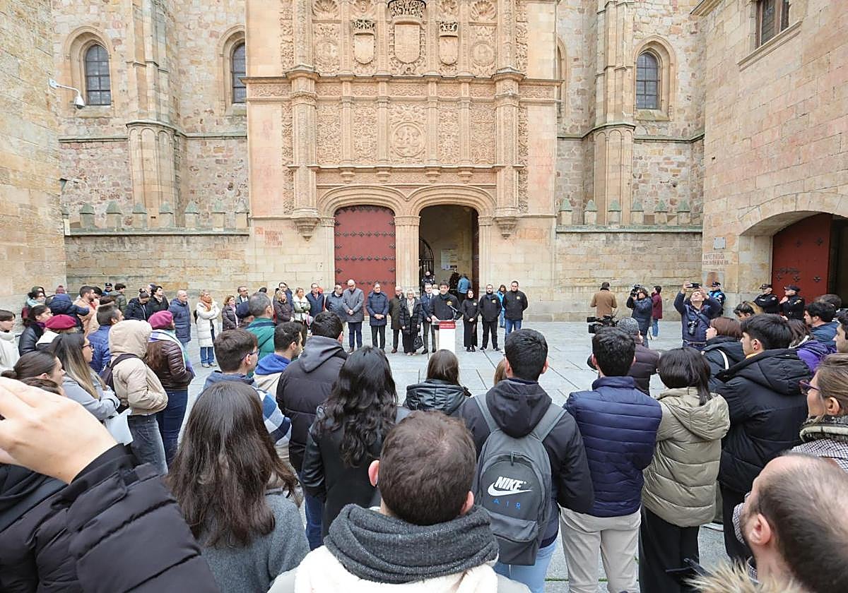 Un centenar de universitarios reivindican mejoras conexiones de transporte en el Patio de Escuelas.