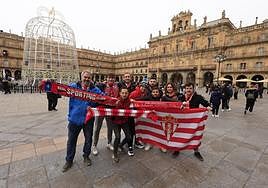 Aficionados del Sporting en la Plaza Mayor de Salamanca.