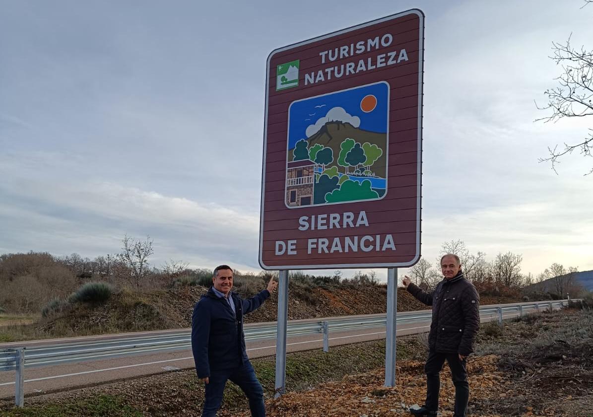 Juan Carlos Zaballos y Antonio Labrador durante la visita a la señalización.