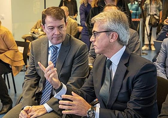 El presidente de la Junta de Castilla y León, Alfonso Fernández Mañueco, y el presidente del Grupo Novartis en España, Jesús Ponce, durante la presentación de la nueva planta de la compañía en Salamanca en octubre de 2022.