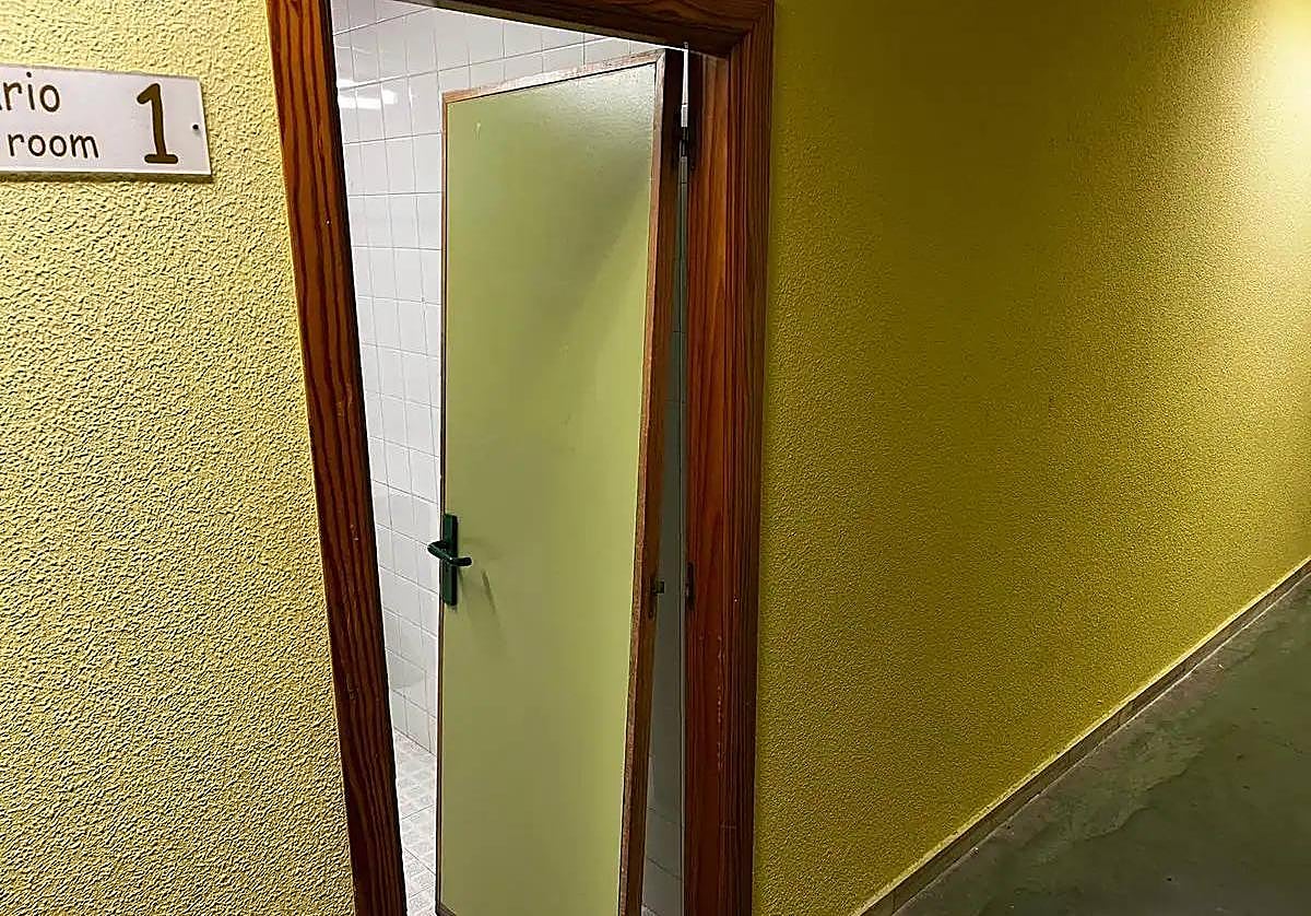 Así ha quedado la puerta del vestuario del Cukurova tras el partido.