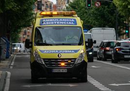 Una ambulancia circula por Salamanca en una imagen de archivo.